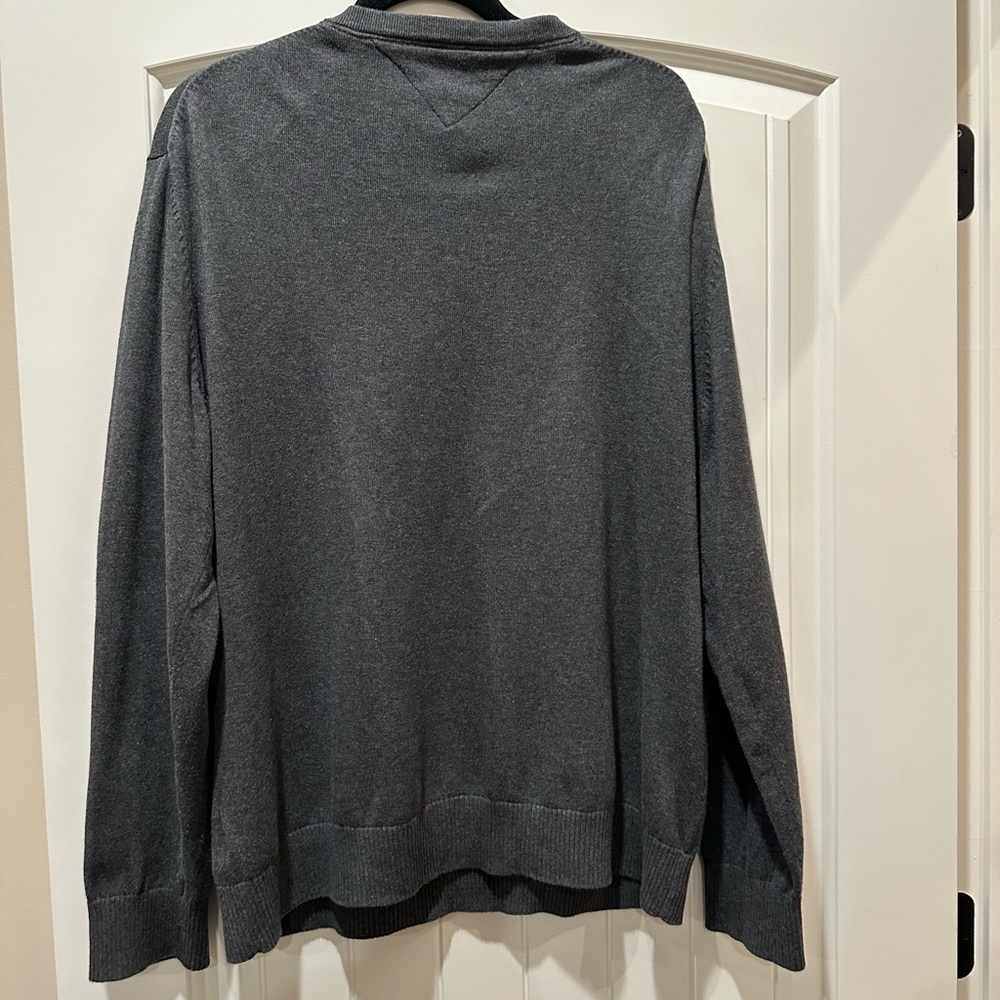 TOMMY HILFIGER MEN’S V-NECK SWEATER.  SIZE X-LARGE. - Picture 4 of 4